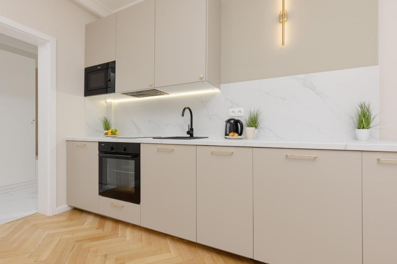 Butas Bright & Elegant By Renters